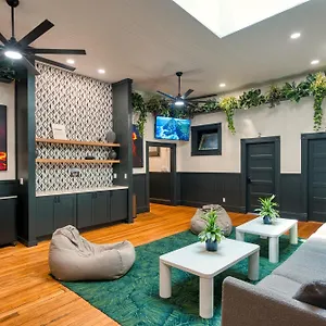 Howzit Hawaii Hostel