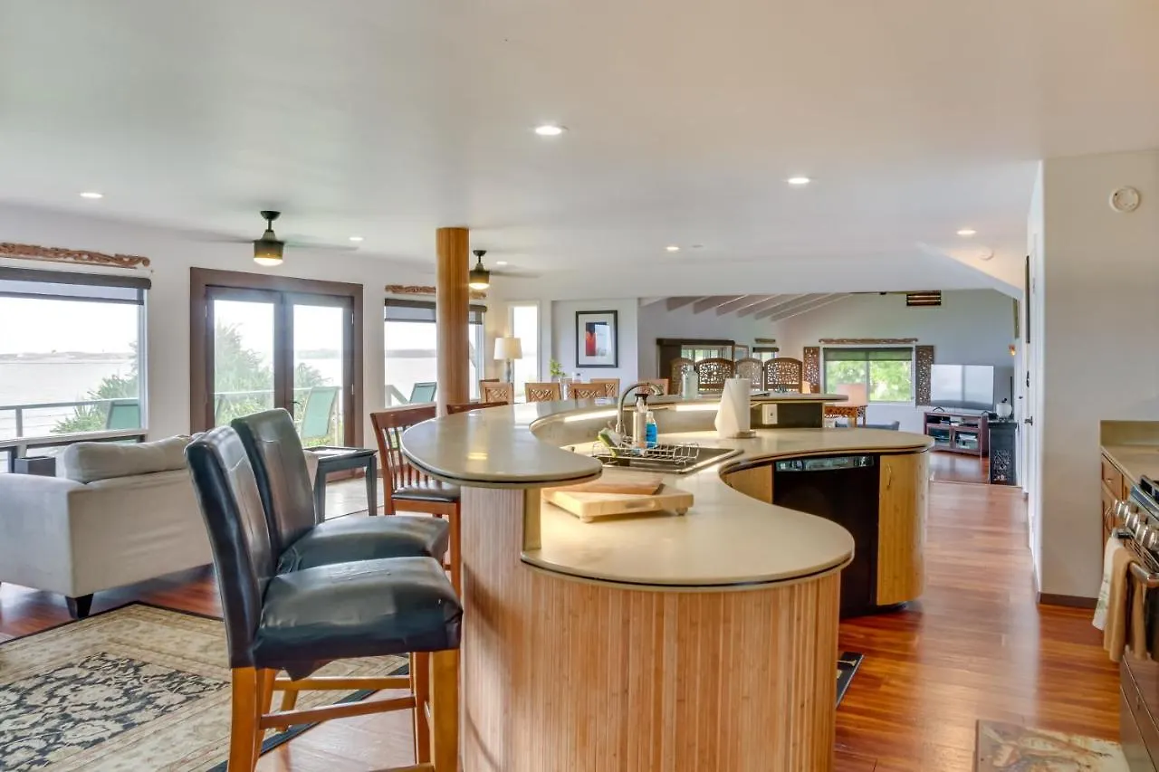 Hilo Home With Private Deck And Stunning Ocean Views!